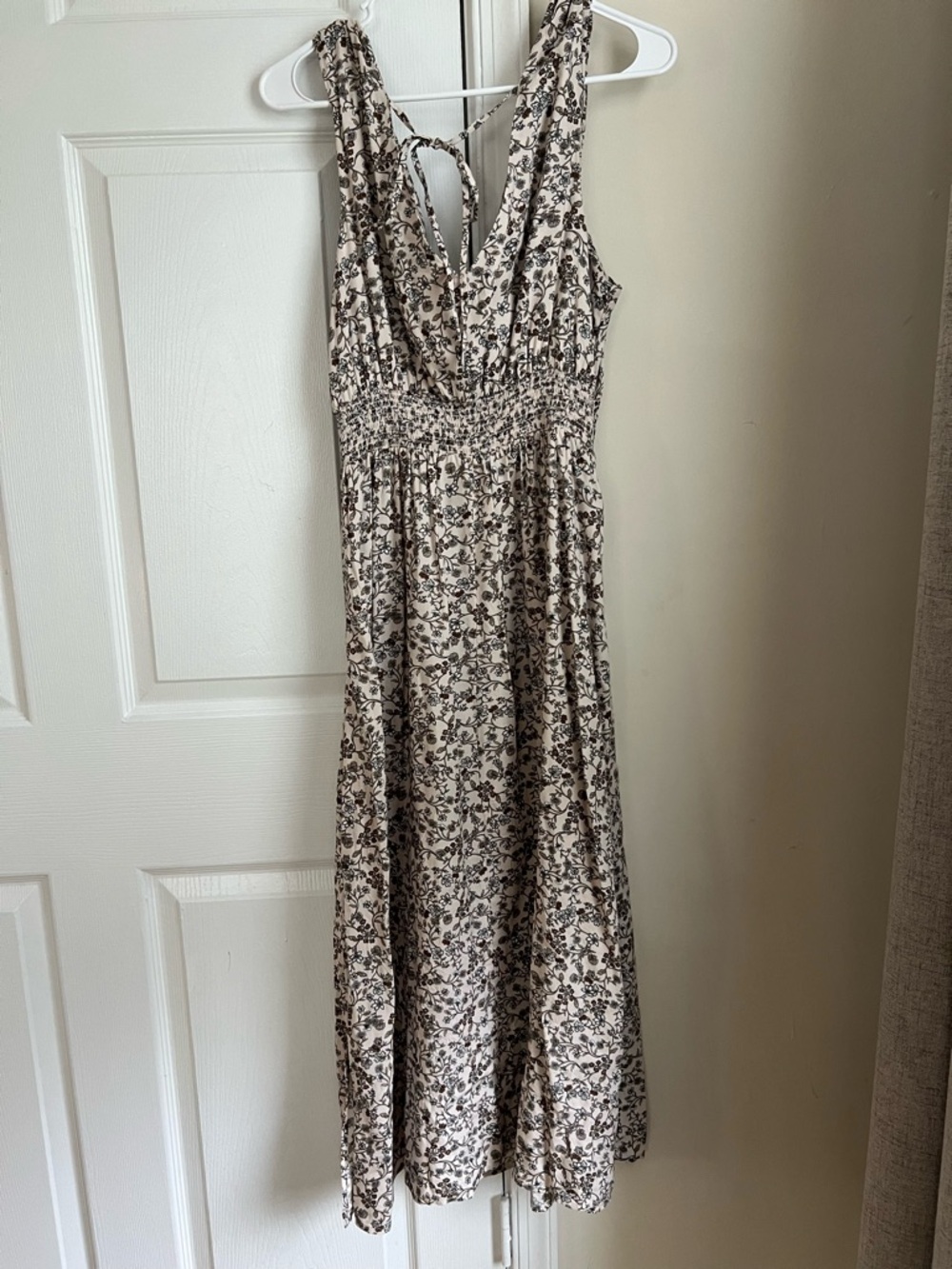 Old Navy Beige & Black Floral V-Neck Smocked Waist Sleeveless Dress Medium - Picture 3 of 9